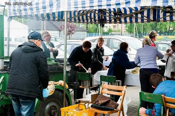 Policjanci pokonali księży. Pożegnanie proboszcza Jana Dobrodzieja