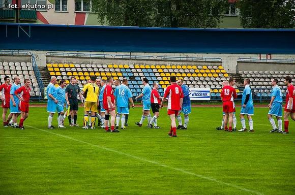 Policjanci pokonali księży. Pożegnanie proboszcza Jana Dobrodzieja