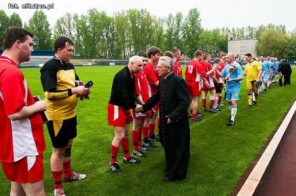 Policjanci pokonali księży. Pożegnanie proboszcza Jana Dobrodzieja