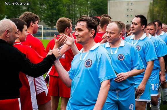 Policjanci pokonali księży. Pożegnanie proboszcza Jana Dobrodzieja