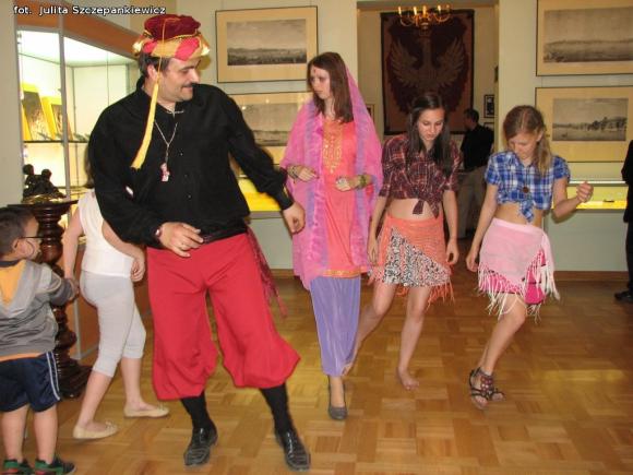 Kawa, listy, wypiekanie pity i Szeherezada. Noc w krośniewickim Muzeum