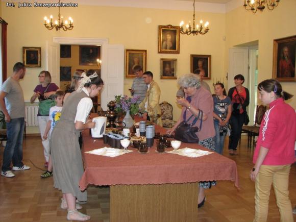 Kawa, listy, wypiekanie pity i Szeherezada. Noc w krośniewickim Muzeum