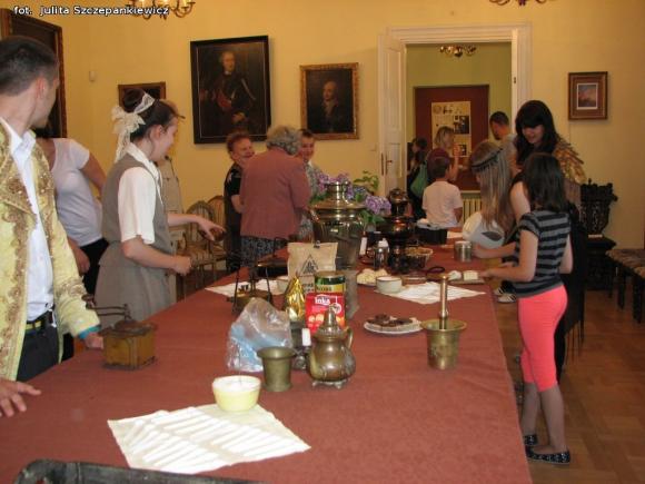 Kawa, listy, wypiekanie pity i Szeherezada. Noc w krośniewickim Muzeum