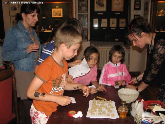 Kawa, listy, wypiekanie pity i Szeherezada. Noc w krośniewickim Muzeum