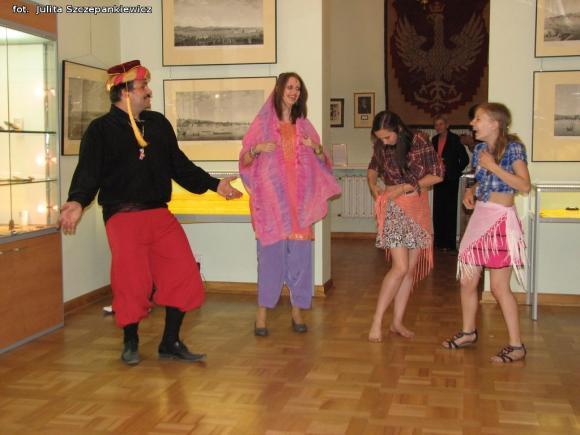 Kawa, listy, wypiekanie pity i Szeherezada. Noc w krośniewickim Muzeum