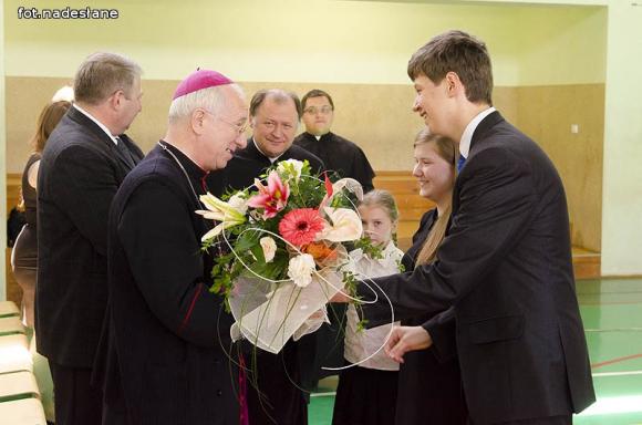 Biskup Andrzej Franciszek Dziuba w Zespole Szkół w Gołębiewku
