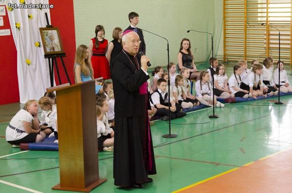 Biskup Andrzej Franciszek Dziuba w Zespole Szkół w Gołębiewku