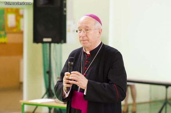 Biskup Andrzej Franciszek Dziuba w Zespole Szkół w Gołębiewku