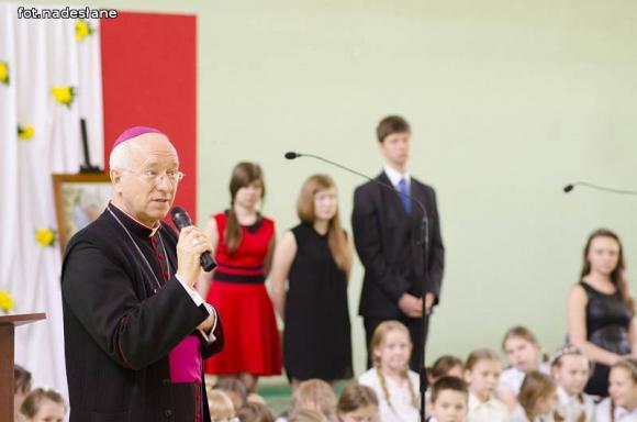 Biskup Andrzej Franciszek Dziuba w Zespole Szkół w Gołębiewku