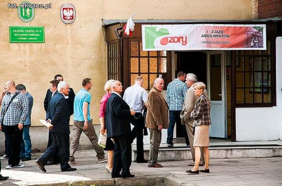 Szkolnych wspomnień czar. Spotkania klasowe i pamiątkowa tablica w ZS nr 4 w Kutnie