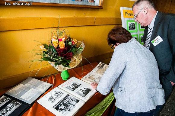 Szkolnych wspomnień czar. Spotkania klasowe i pamiątkowa tablica w ZS nr 4 w Kutnie