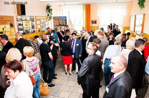 Szkolnych wspomnień czar. Spotkania klasowe i pamiątkowa tablica w ZS nr 4 w Kutnie