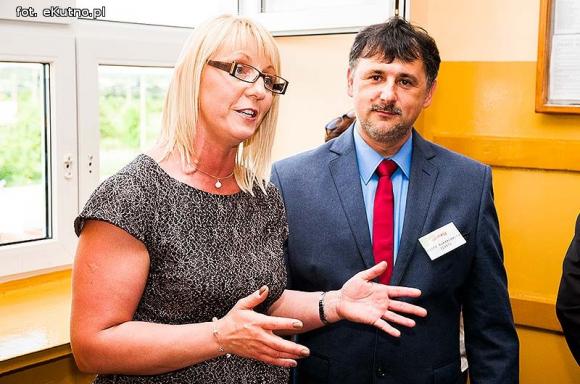 Szkolnych wspomnień czar. Spotkania klasowe i pamiątkowa tablica w ZS nr 4 w Kutnie