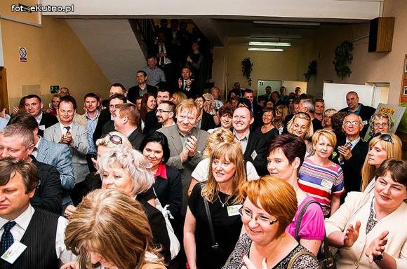 Szkolnych wspomnień czar. Spotkania klasowe i pamiątkowa tablica w ZS nr 4 w Kutnie