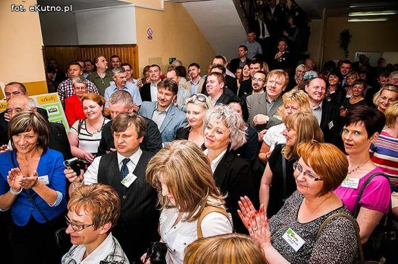 Szkolnych wspomnień czar. Spotkania klasowe i pamiątkowa tablica w ZS nr 4 w Kutnie