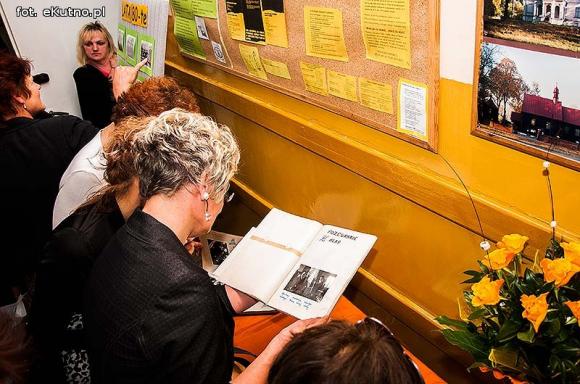 Szkolnych wspomnień czar. Spotkania klasowe i pamiątkowa tablica w ZS nr 4 w Kutnie