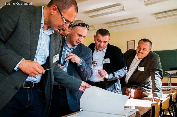 Szkolnych wspomnień czar. Spotkania klasowe i pamiątkowa tablica w ZS nr 4 w Kutnie