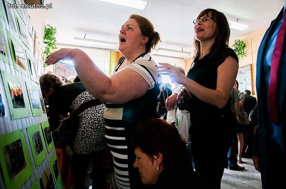 Szkolnych wspomnień czar. Spotkania klasowe i pamiątkowa tablica w ZS nr 4 w Kutnie