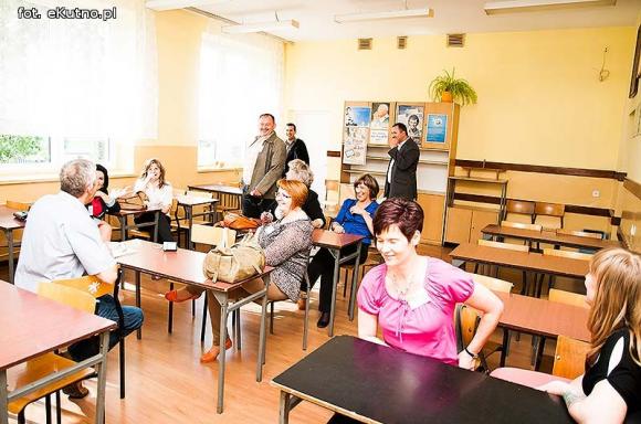 Szkolnych wspomnień czar. Spotkania klasowe i pamiątkowa tablica w ZS nr 4 w Kutnie