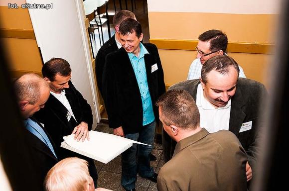 Szkolnych wspomnień czar. Spotkania klasowe i pamiątkowa tablica w ZS nr 4 w Kutnie