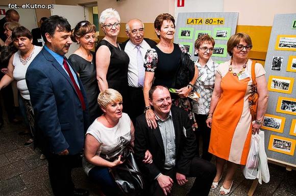 Szkolnych wspomnień czar. Spotkania klasowe i pamiątkowa tablica w ZS nr 4 w Kutnie