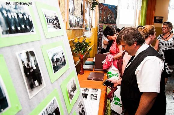 Szkolnych wspomnień czar. Spotkania klasowe i pamiątkowa tablica w ZS nr 4 w Kutnie