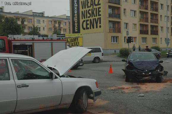 Skasował taksówkę na 29 Listopada. Obaj kierowcy w szpitalu