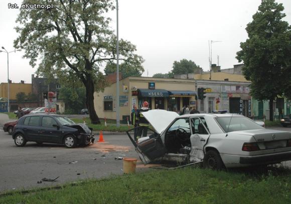 Skasował taksówkę na 29 Listopada. Obaj kierowcy w szpitalu