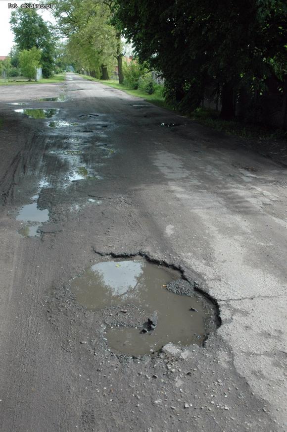 Szlakiem zniszczonych dróg w powiecie kutnowskim: Wola Raciborowska i Klonowiec