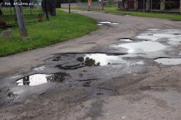 Szlakiem zniszczonych dróg w powiecie kutnowskim: Wola Raciborowska i Klonowiec