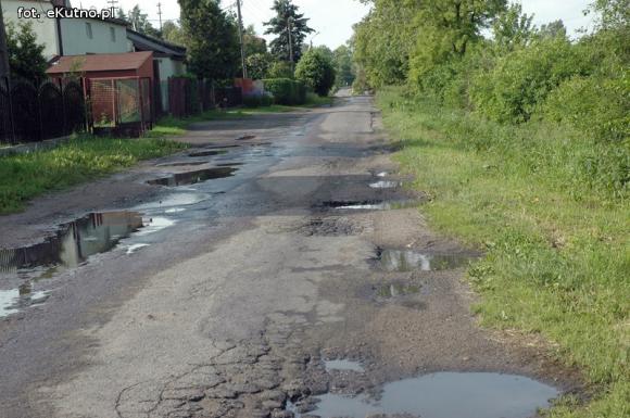 Szlakiem zniszczonych dróg w powiecie kutnowskim: Wola Raciborowska i Klonowiec