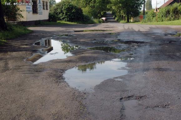 Szlakiem zniszczonych dróg w powiecie kutnowskim: Wola Raciborowska i Klonowiec