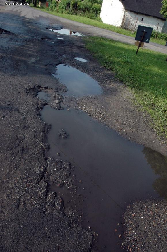 Szlakiem zniszczonych dróg w powiecie kutnowskim: Wola Raciborowska i Klonowiec