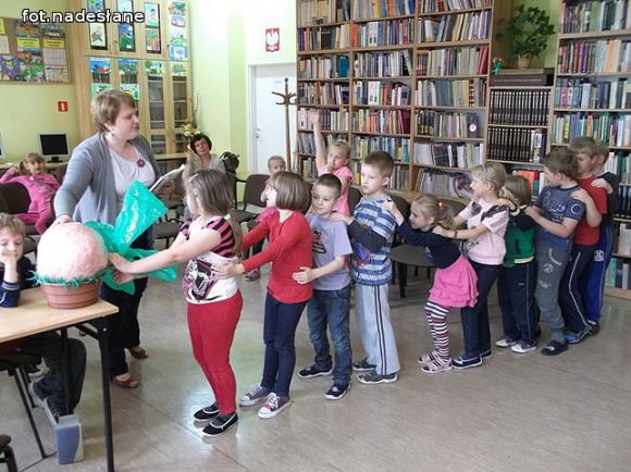 Słoń Trąbalski i pan Hilary ćwiczą. Ogólnopolski Tydzień Głośnego Czytania wokół wierszy Juliana Tuwima