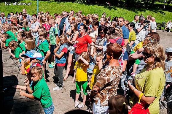 Rumba, taniec ognia, street dance, zumba, piżama party i moc talentów na scenie w parku