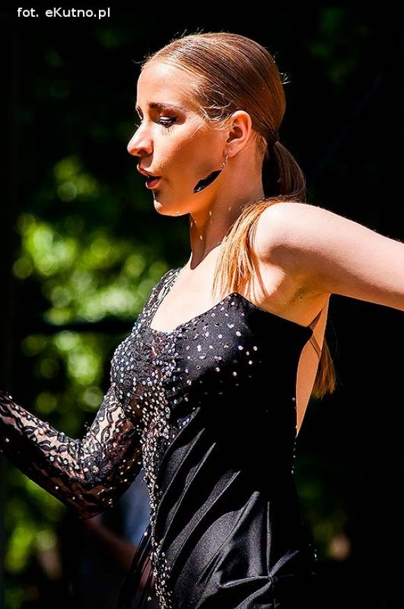 Rumba, taniec ognia, street dance, zumba, piżama party i moc talentów na scenie w parku