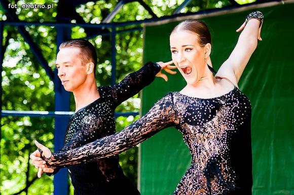 Rumba, taniec ognia, street dance, zumba, piżama party i moc talentów na scenie w parku