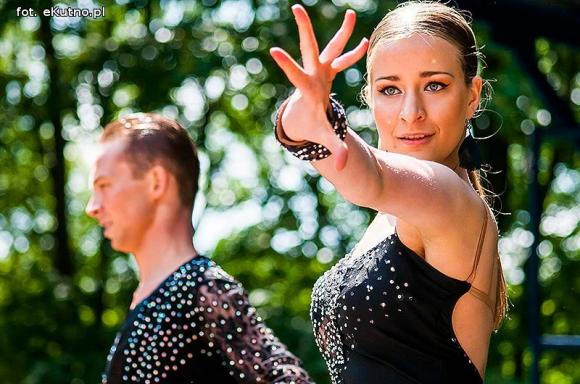 Rumba, taniec ognia, street dance, zumba, piżama party i moc talentów na scenie w parku