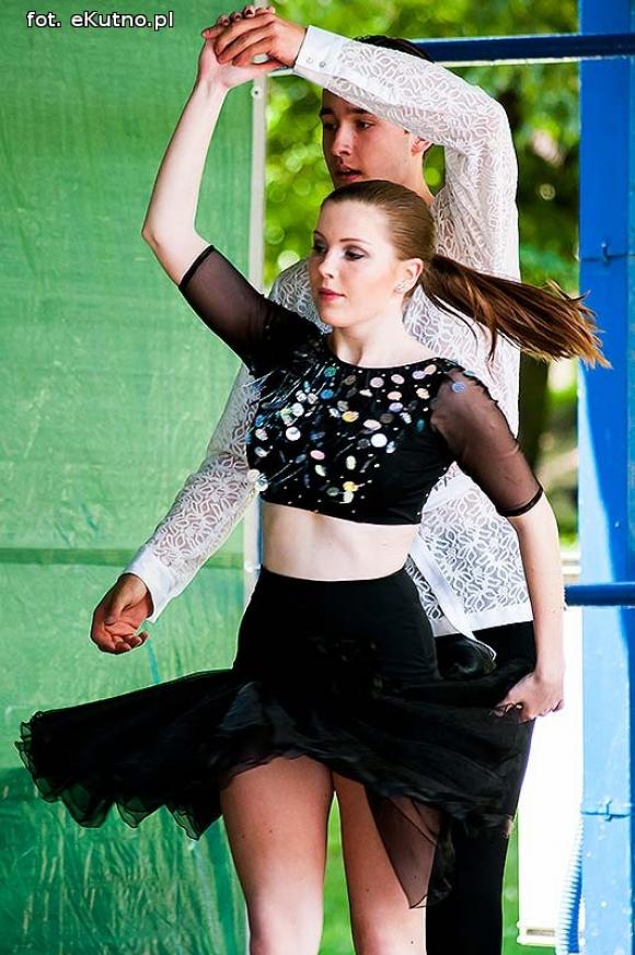 Rumba, taniec ognia, street dance, zumba, piżama party i moc talentów na scenie w parku