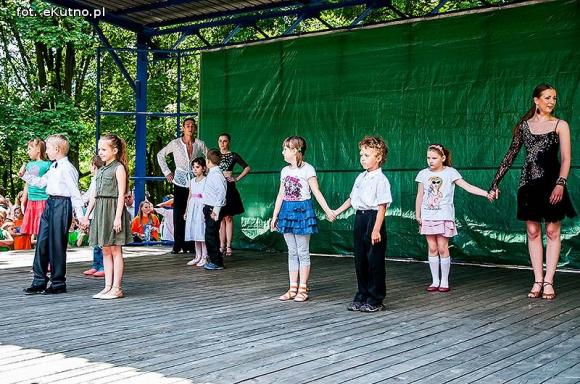 Rumba, taniec ognia, street dance, zumba, piżama party i moc talentów na scenie w parku