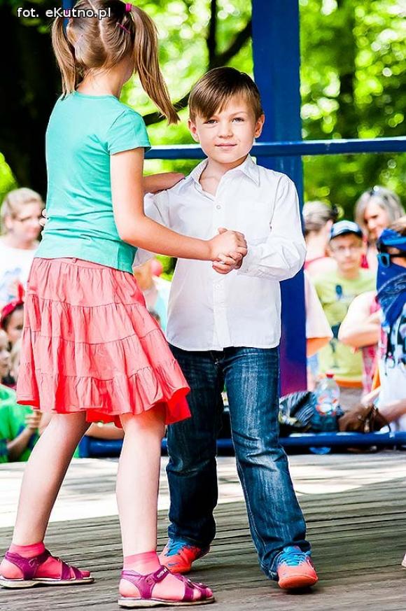 Rumba, taniec ognia, street dance, zumba, piżama party i moc talentów na scenie w parku