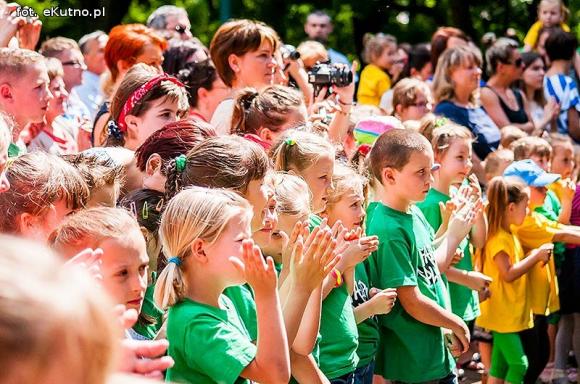 Rumba, taniec ognia, street dance, zumba, piżama party i moc talentów na scenie w parku