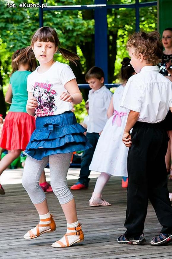 Rumba, taniec ognia, street dance, zumba, piżama party i moc talentów na scenie w parku