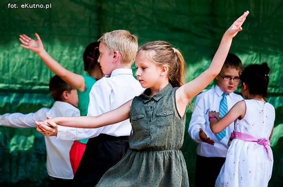 Rumba, taniec ognia, street dance, zumba, piżama party i moc talentów na scenie w parku