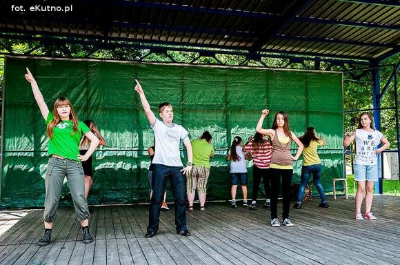 Rumba, taniec ognia, street dance, zumba, piżama party i moc talentów na scenie w parku
