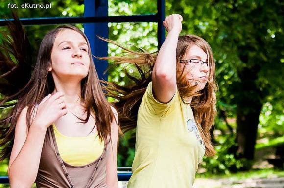 Rumba, taniec ognia, street dance, zumba, piżama party i moc talentów na scenie w parku