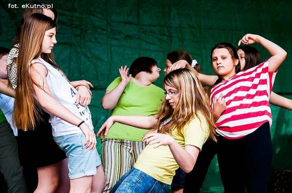 Rumba, taniec ognia, street dance, zumba, piżama party i moc talentów na scenie w parku