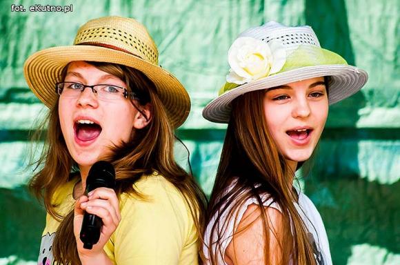 Rumba, taniec ognia, street dance, zumba, piżama party i moc talentów na scenie w parku