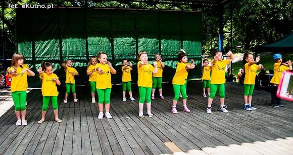 Rumba, taniec ognia, street dance, zumba, piżama party i moc talentów na scenie w parku