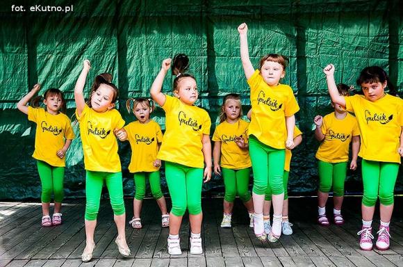 Rumba, taniec ognia, street dance, zumba, piżama party i moc talentów na scenie w parku